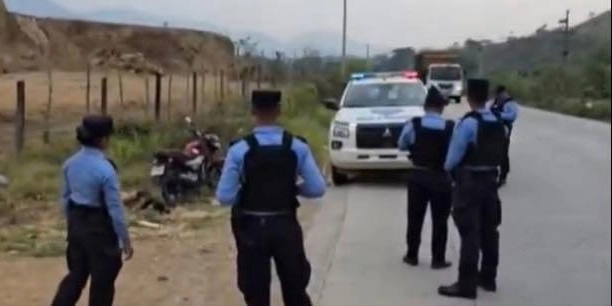 Lugar donde quedó el cuerpo de la joven asesinada en Macuelizo, Santa Bárbara