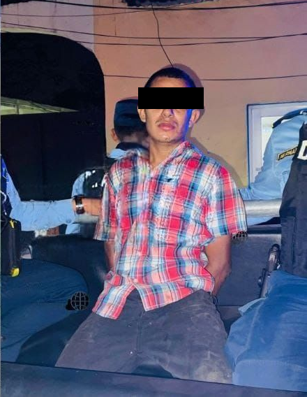 Foto de la detención del hondureño que macheteó a su pareja en San Pedro Sula 