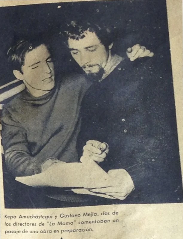Fotografía de Kepa compartiendo con un colega en su juventud.