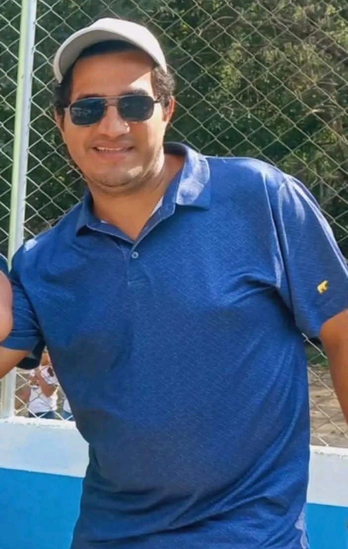 Foto del maestro asesinado frente a escuela en Santa Bárbara