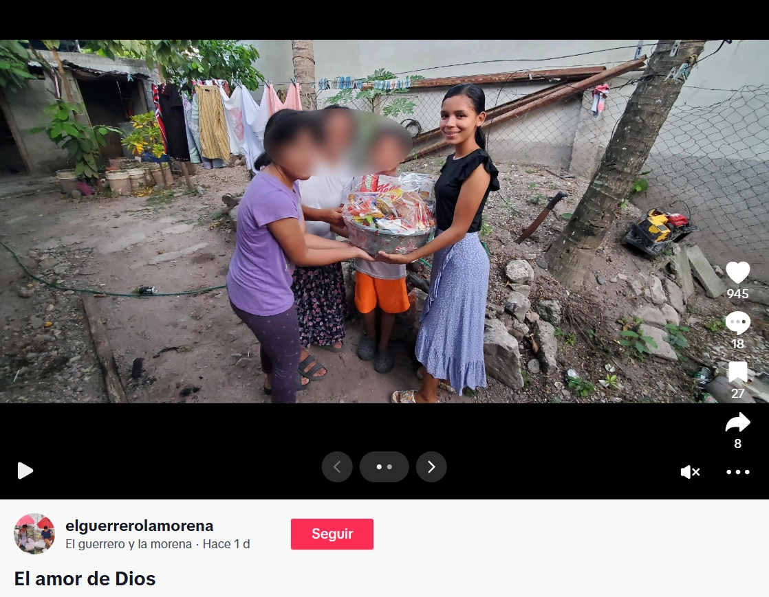 Morena, esposa de Guerrero, entregando donaciones