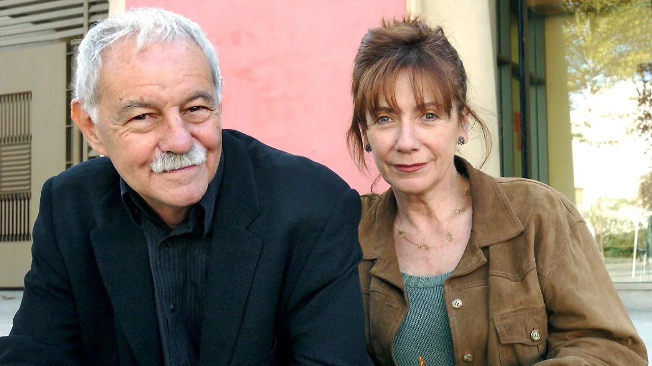 Eduardo Mendoza y su mujer camisa verde chaqueta café