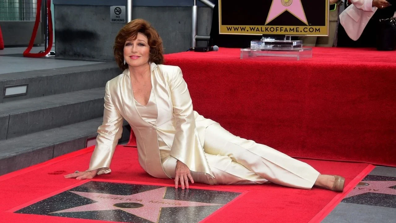 angelica maria traje blanco y su estrella en el paseo de hollywod