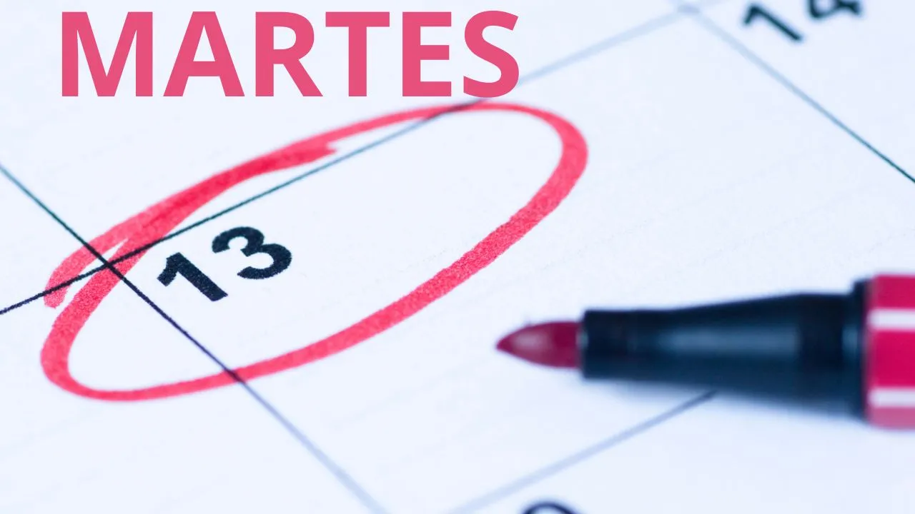 un calendario marcando el martes 13