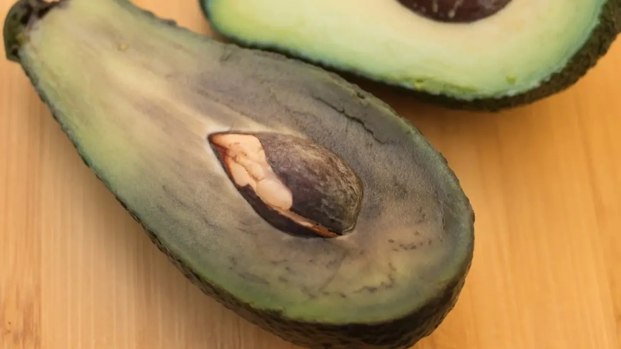 ¿Es seguro comer aguacate cuando se pone negro? Esto dicen los expertos Imagen de ¿Es seguro comer aguacate cuando se pone negro? Esto dicen los expertos