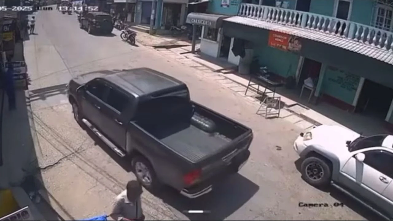 VIDEO: Menor de edad es atropellado por pickup cuando cruzaba la calle