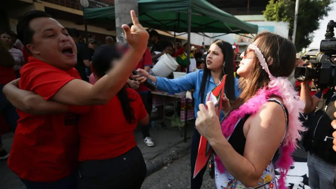 Se disculpa sujeto que agredió a protestante en bañador; ella lo denuncia Imagen de Se disculpa sujeto que agredió a protestante en bañador; ella lo denuncia