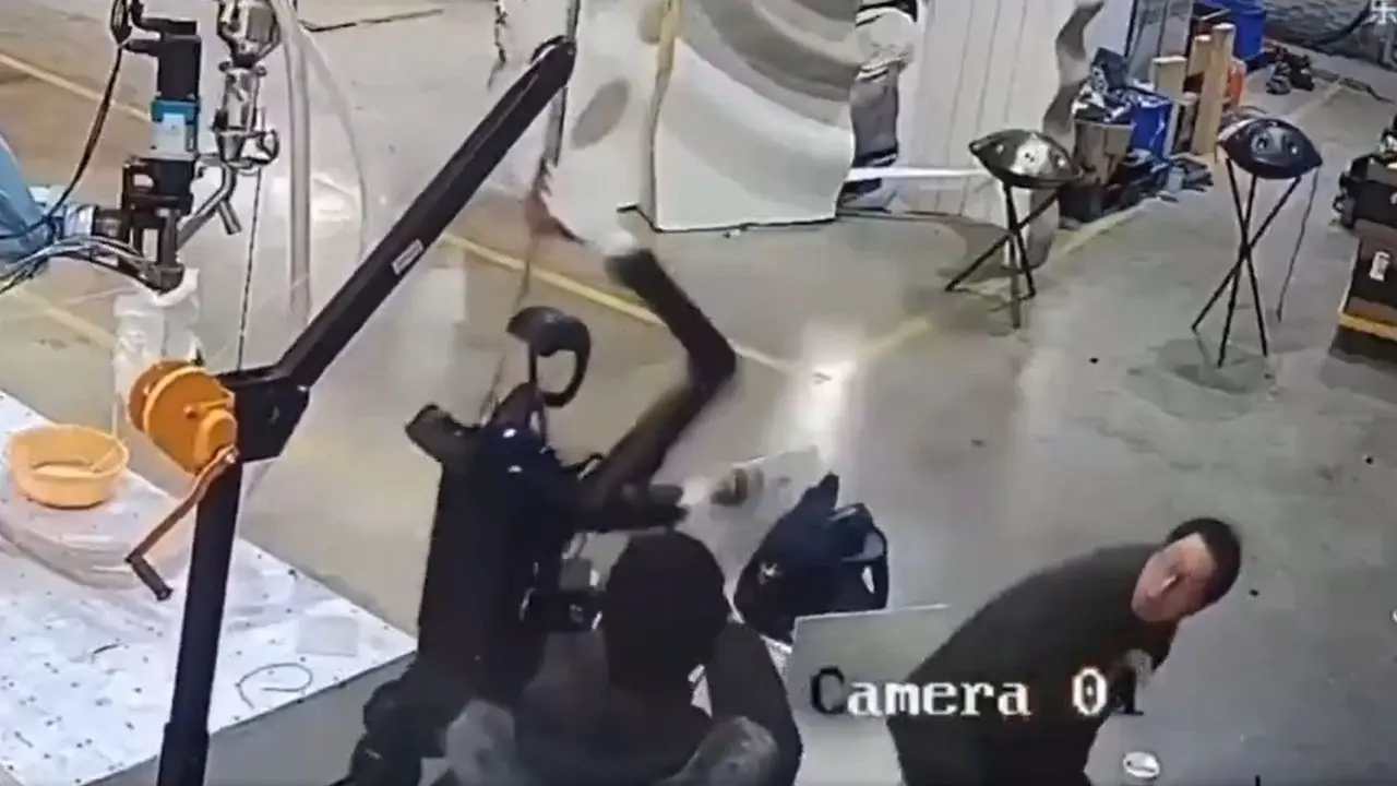 VIDEO: Robot se descontrola y ataca a sus ingenieros en China Imagen de VIDEO: Robot se descontrola y ataca a sus ingenieros en China