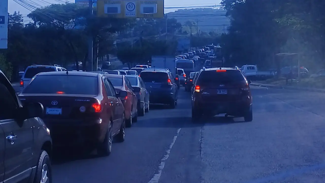 En las cercanías de la colonia Hato de Enmedio también se presenta caos vial.