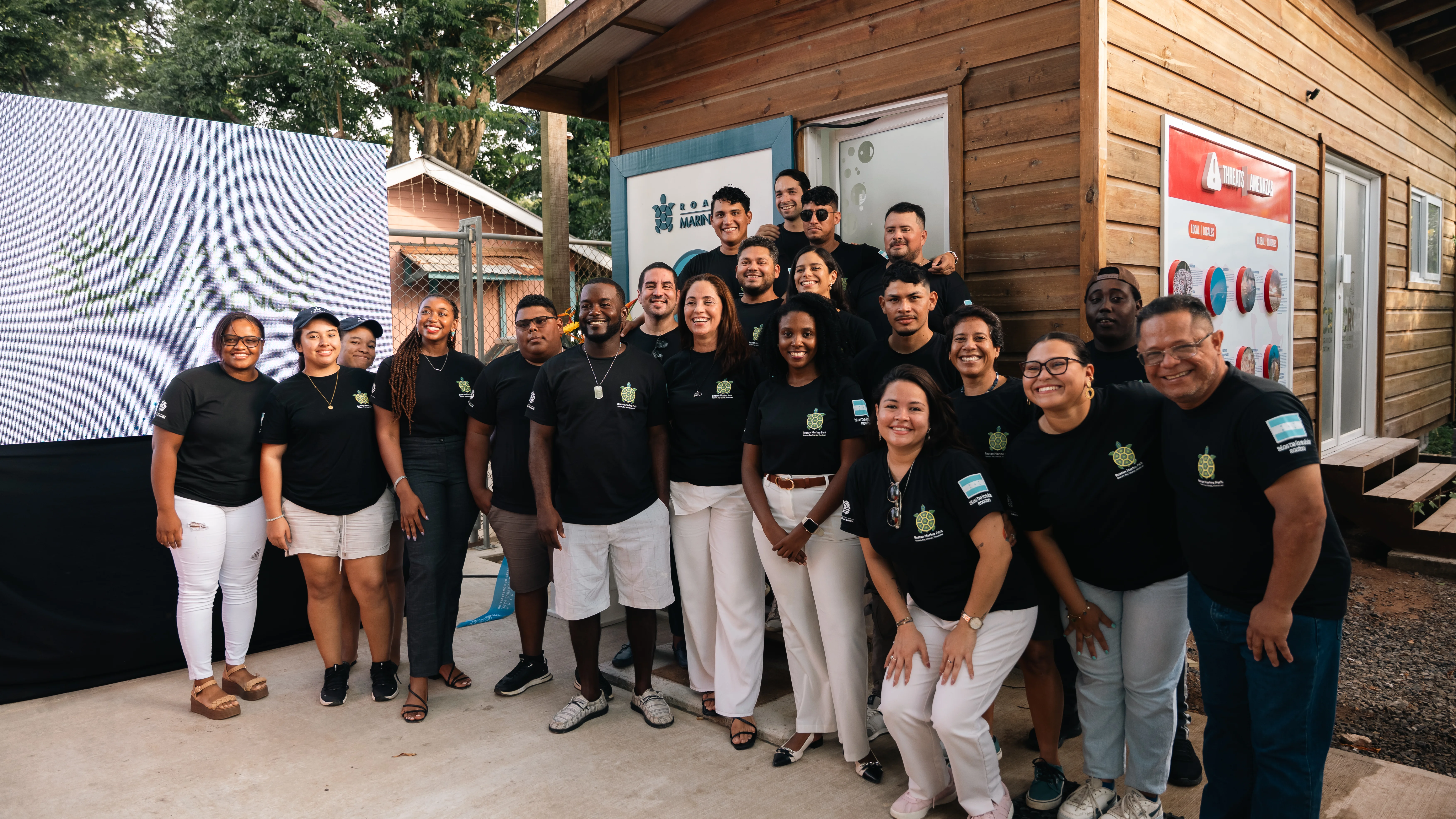 Personas sonriendo para una foto