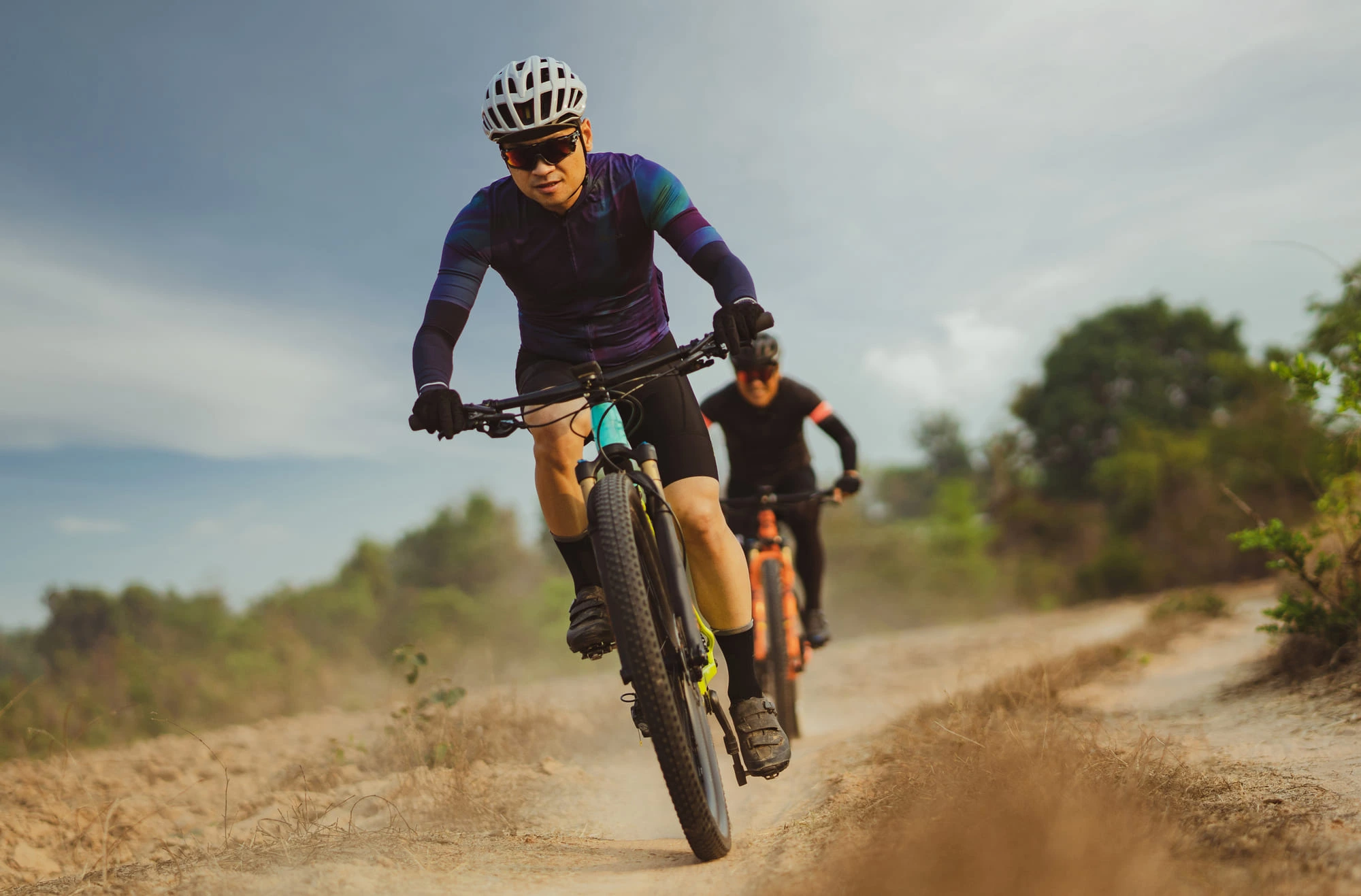 Practicar ciclismo moderado ayuda a reducir el insomnio al combinar actividad cardiovascular sostenida con exposición a la luz natural, clave para ajustar el reloj biológico y mejorar la duración del sueño nocturno. Foto: cortesía