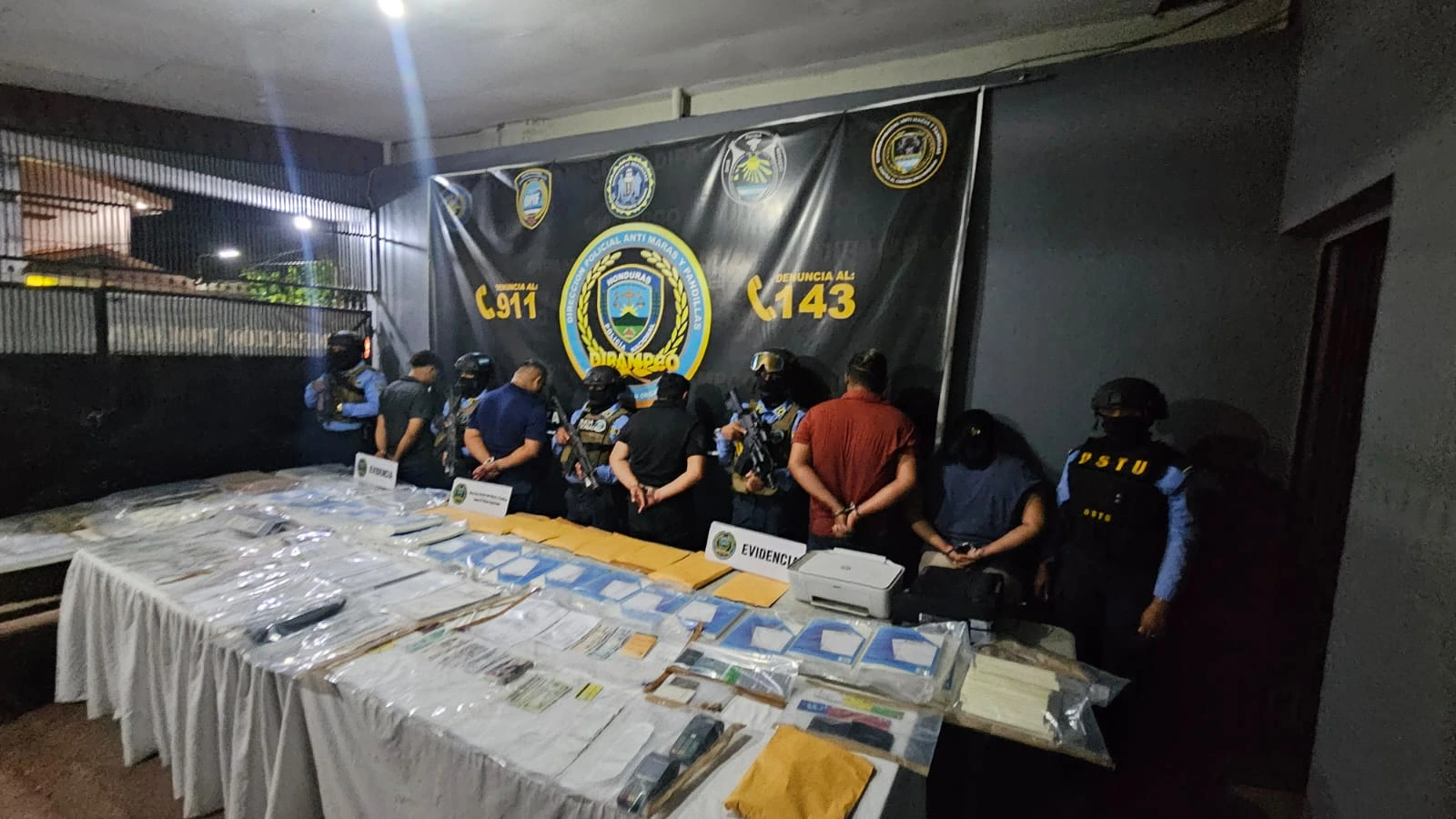 Al menos cinco detenidos, seis vehículos y evidencia vinculante son parte del decomiso a esta estructura criminal. Foto: cortesía de la Policía Nacional