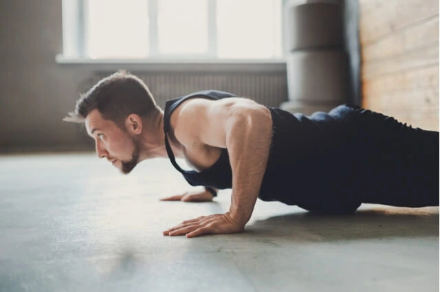 Las flexiones activan el sistema nervioso parasimpático cuando se ejecutan de forma controlada, facilitando la relajación postentrenamiento y contribuyendo a un descanso más profundo. Foto: cortesía