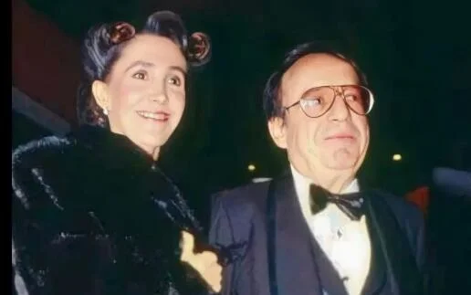 Florinda Meza con traje acompañada por Roberto Gómez Bolaños 