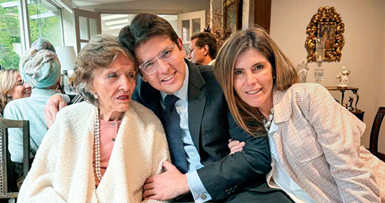 Los hermanos Turbay con su abuelita, Nydia Quintero