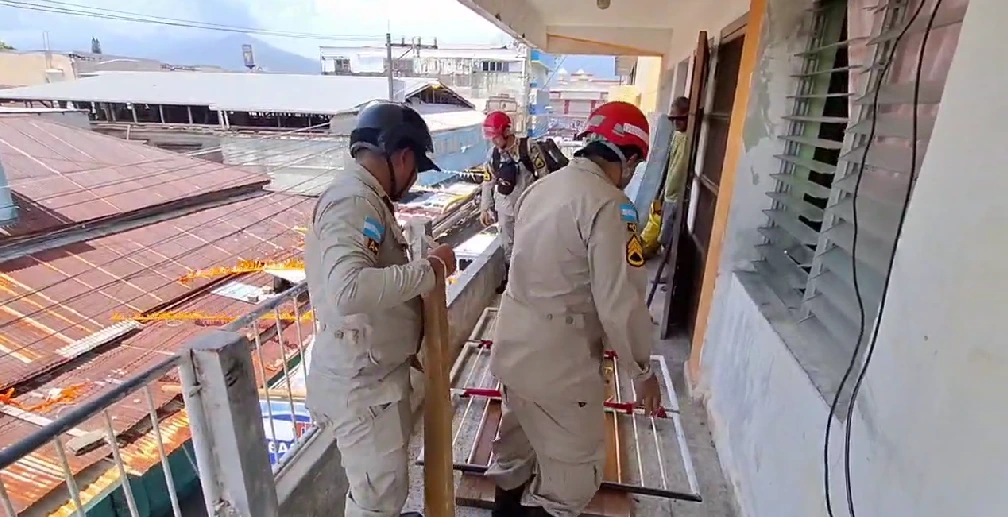 Los bomberos cortaron los balcones de protección del corredor del tercer piso para colocar una camilla en la grúa y así extraerlo. Foto: cortesía de redes sociales