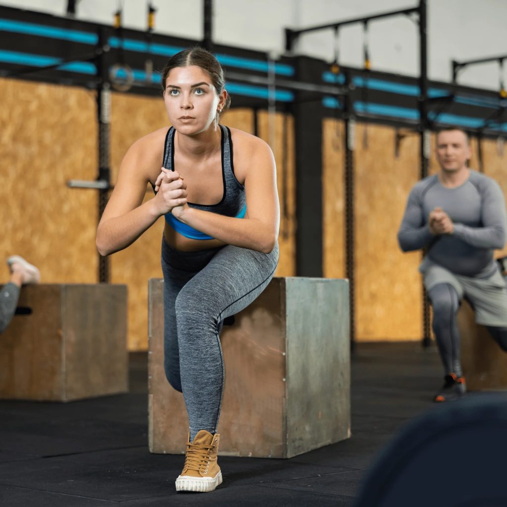 La sentadilla involucra grandes grupos musculares cuya contracción y relajación imitan técnicas clínicas de relajación progresiva, mejorando la calidad del sueño en personas con dificultad para desconectar al final del día. Foto: cortesía