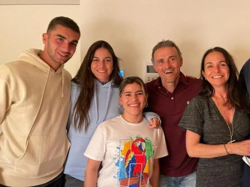 Ada Marisol junto a familia de Luis Enrique