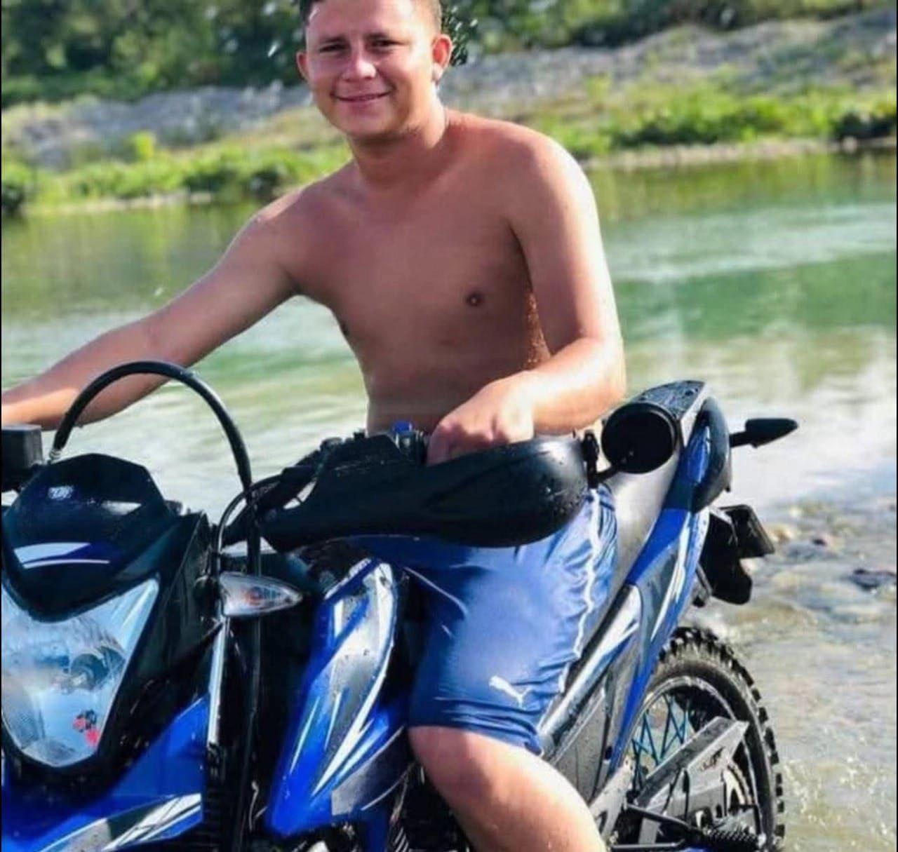 Foto del joven que murió tras impactar en puente de La Ceiba