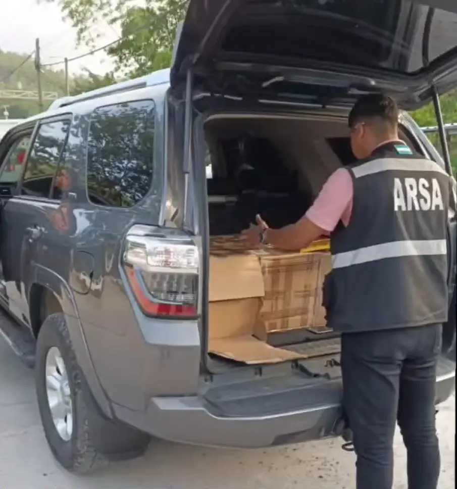 hombre sacando cajas de carro