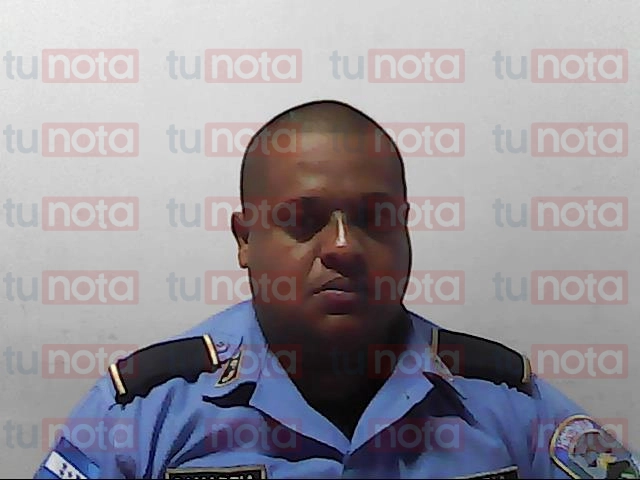 Foto del policía asesinado junto a su esposa en la aldea El Lolo
