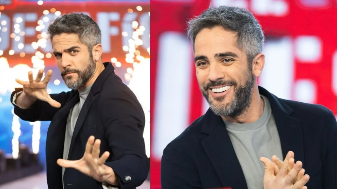 Roberto leal Camisa gris saco negro y fondo rojo