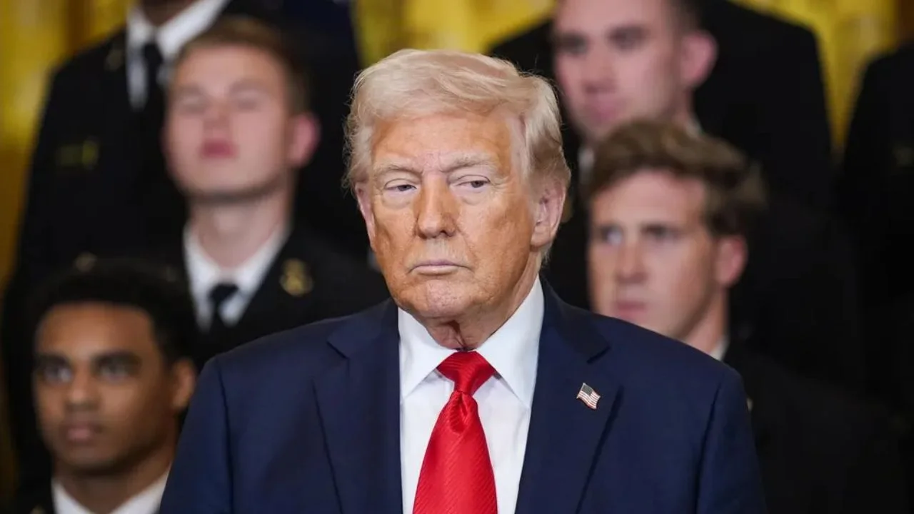 Donal Trump presiente de estados unidos de traje y corbata roja