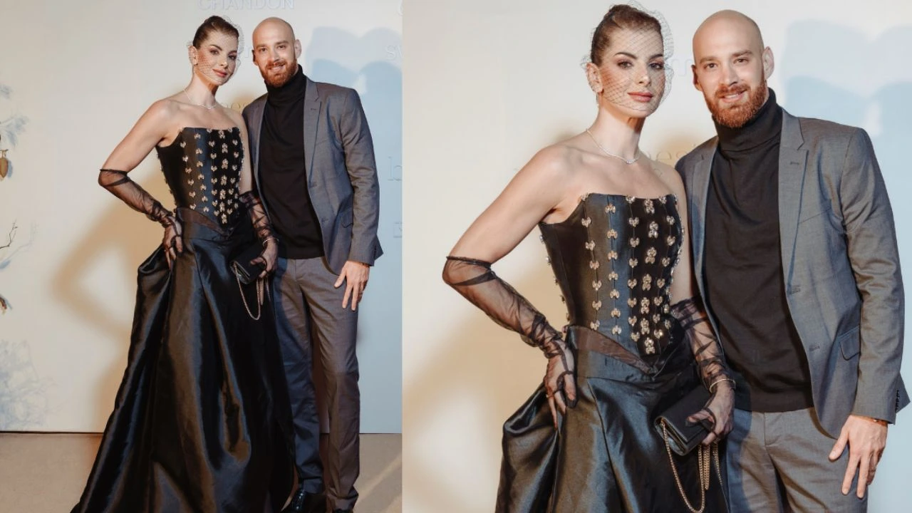 Carolina Cruz y su novio vestido de negro