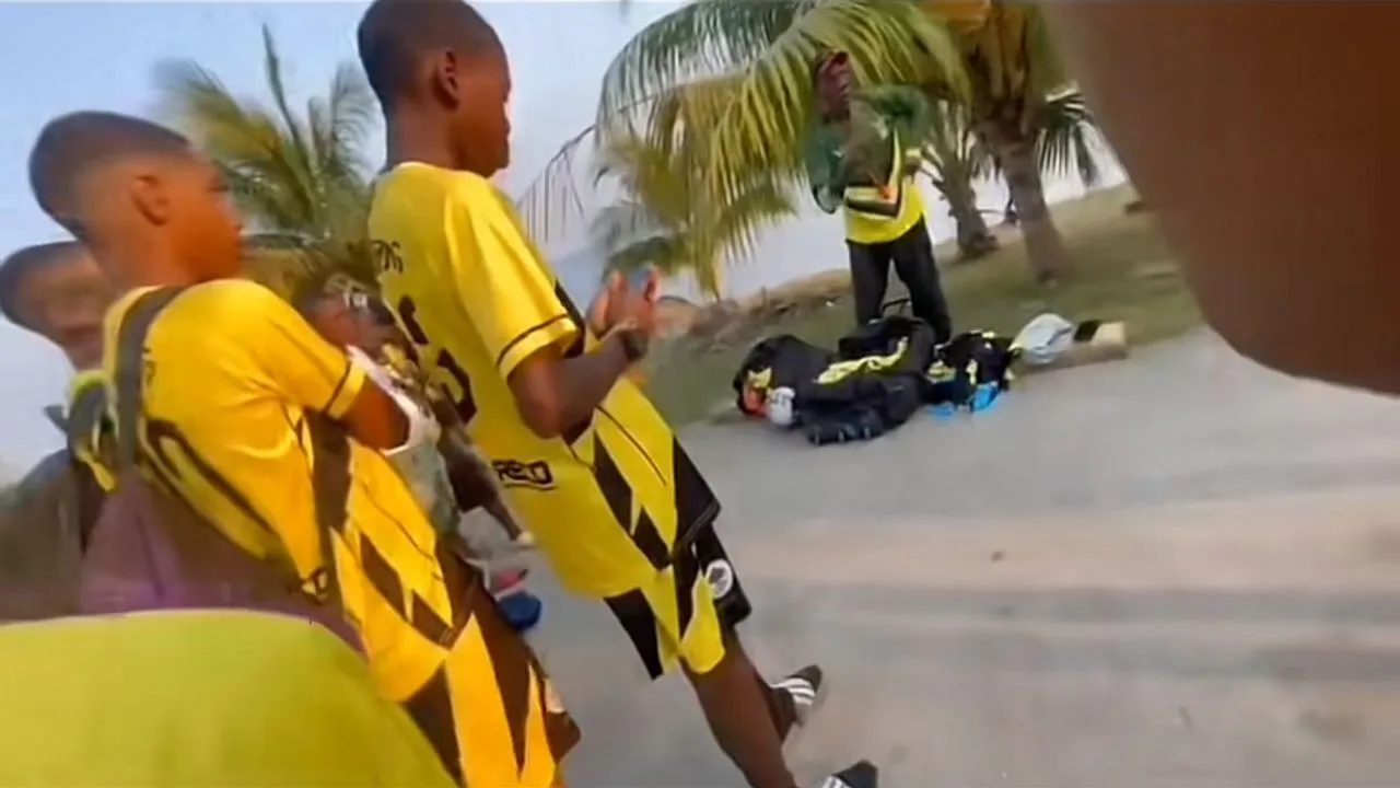 VIDEO: Entrenador en Roatán se viraliza por fuerte regaño a futbolistas Imagen de VIDEO: Entrenador en Roatán se viraliza por fuerte regaño a futbolistas