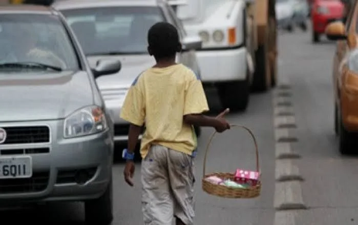 Niño vendiendo en las calles