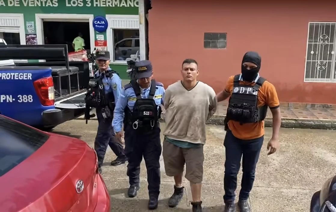 Su suéter también tenía manchas de sangre, y estaba cerca de la vivienda donde había cometido el crimen. Foto: cortesía de la Policía Nacional