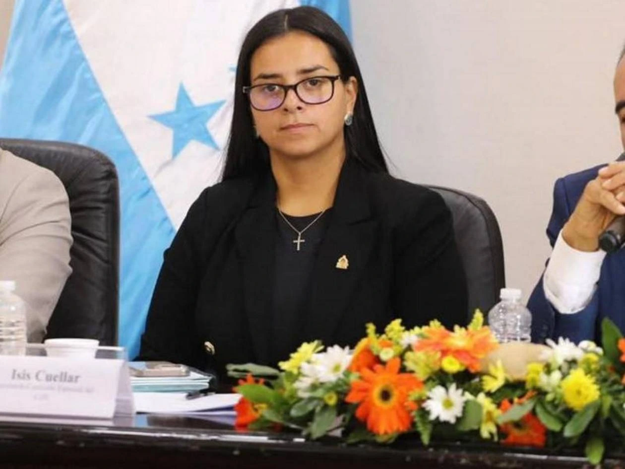 La diputada Isis Cuéllar fue enviada con permiso para ausentarse del Congreso Nacional para que pueda solventar su implicación ante los entes de investigación en el caso del "cheque video". Foto: cortesía de redes sociales