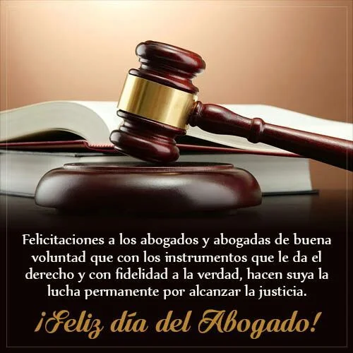 Un mazo en una meza y una frase larga debajo