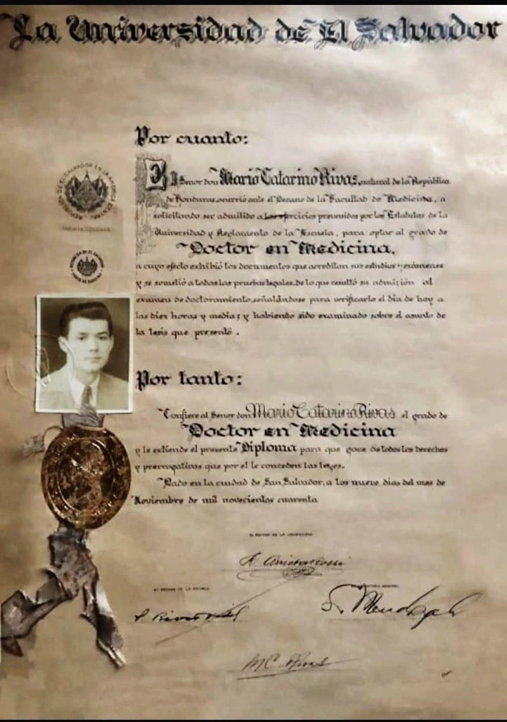 Título de médico del Dr. José Mario Catarino Rivas Pérez. 