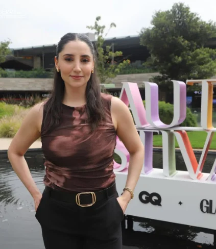 Paola Montes de Oca frente a un lago y con las manos en los bolsillos