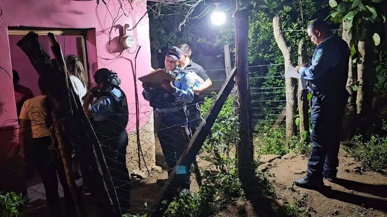 policías llegando al lugar del crimen