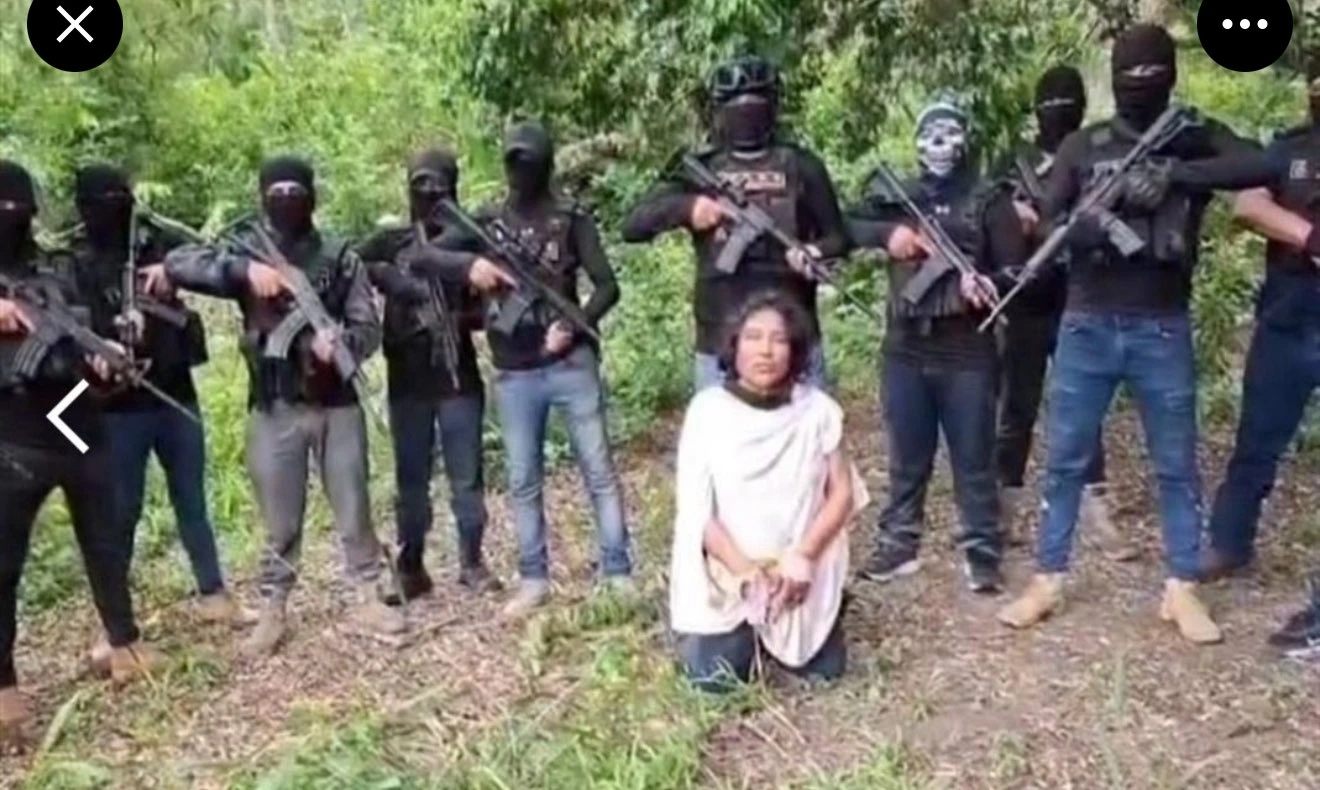 Irma Hernández Cruz en el momento que fue obligada a grabar video de extorsión.