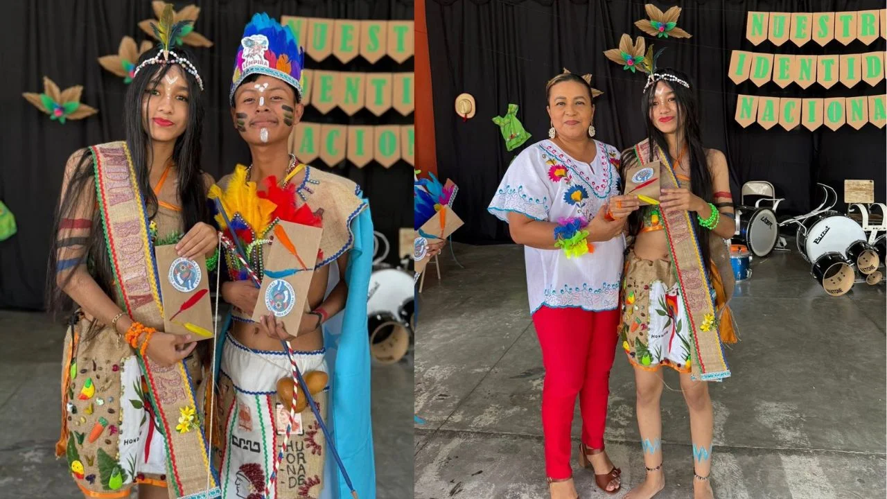 Alumnos vestidos de indios y maestros celebrando la fecha