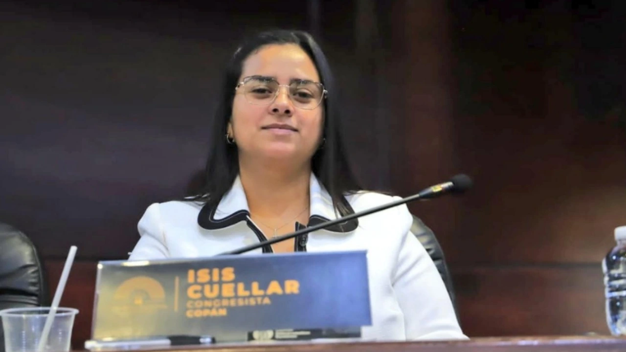 Isis Cuéllar sigue cobrando salario como diputada, pese a escándalo en Sedesol Imagen de Isis Cuéllar sigue cobrando salario como diputada, pese a escándalo en Sedesol