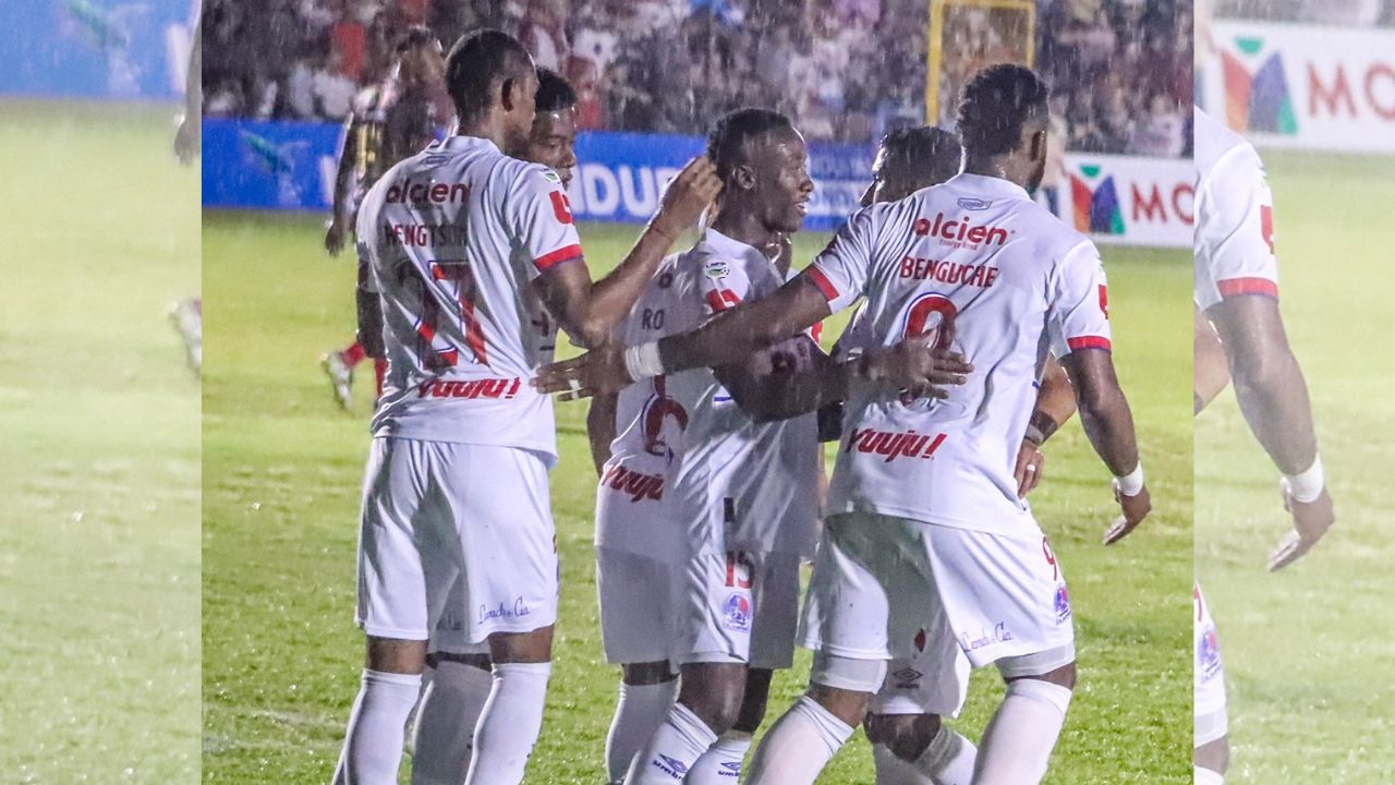 Imagen de Olimpia debuta con aplastante 2-7 sobre el Choloma y se adueña del liderato