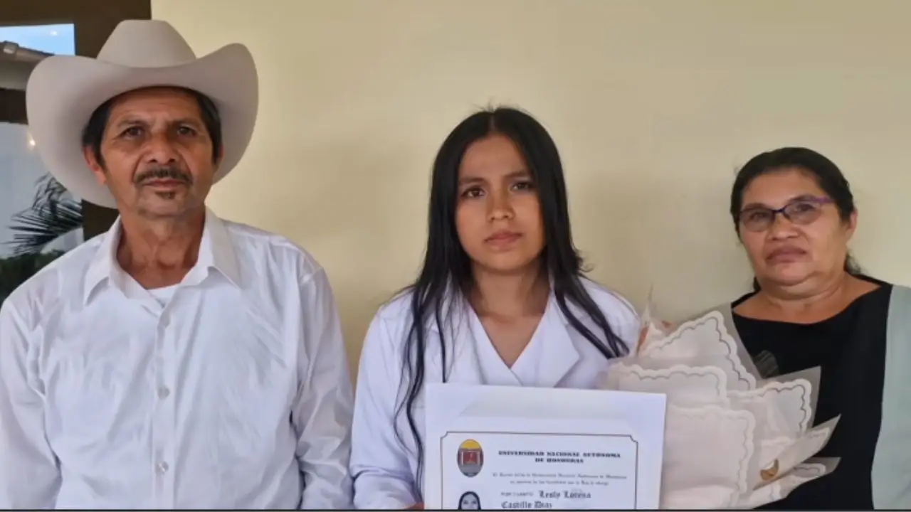 Entre lágrimas, padres relatan el sacrificio para graduar a su hija de la UNAH Imagen de Entre lágrimas, padres relatan el sacrificio para graduar a su hija de la UNAH