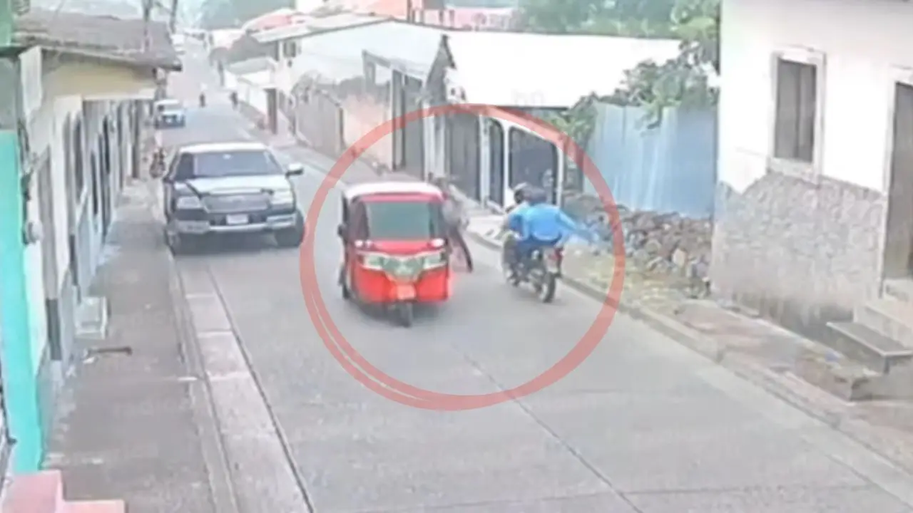 VIDEO: Policías 'salieron volando' de una moto tras colisionar en Choluteca Imagen de VIDEO: Policías 'salieron volando' de una moto tras colisionar en Choluteca