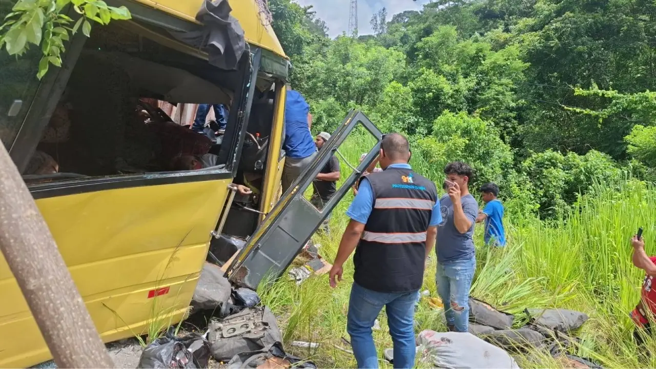 Imagen de Cuatro muertos y varios heridos en accidente entre bus y rastra en Copán