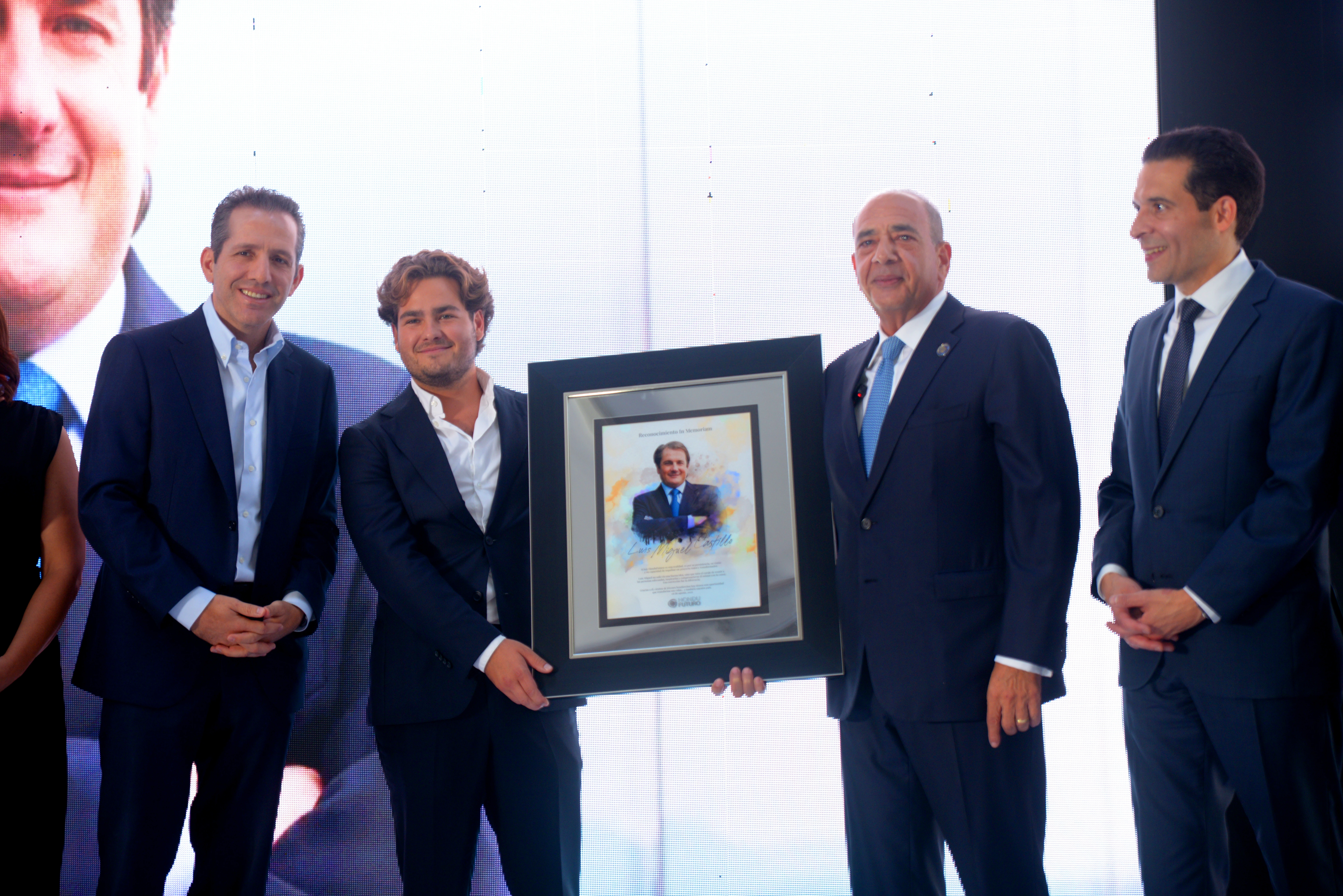 El grupo de seleccionados, compuesto por 16 mujeres y 16 hombres, cursará estudios de posgrado en reconocidas universidades de 10 países. Foto: Fundación Hondufuturo 