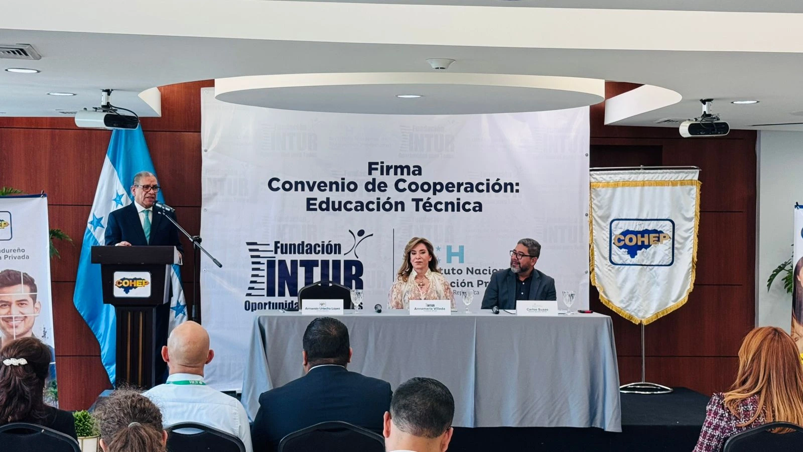 Firma de convenio entre Fundación Intur e Infop.