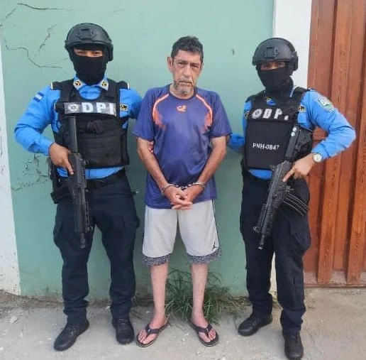 Perfecto Jesús Enamorado Paz fue detenido en Comayagua por agentes de la DPI. Foto: cortesía de la Policía Nacional