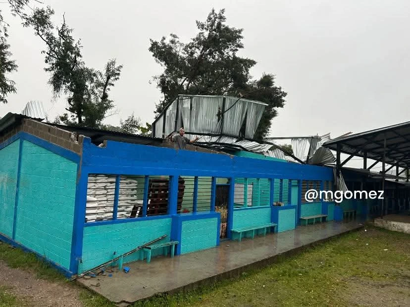 De acuerdo con lo informado, en el aula afectada se guardaban los insumos para la merienda escolar en ese centro educativo. Foto: cortesía de redes sociales