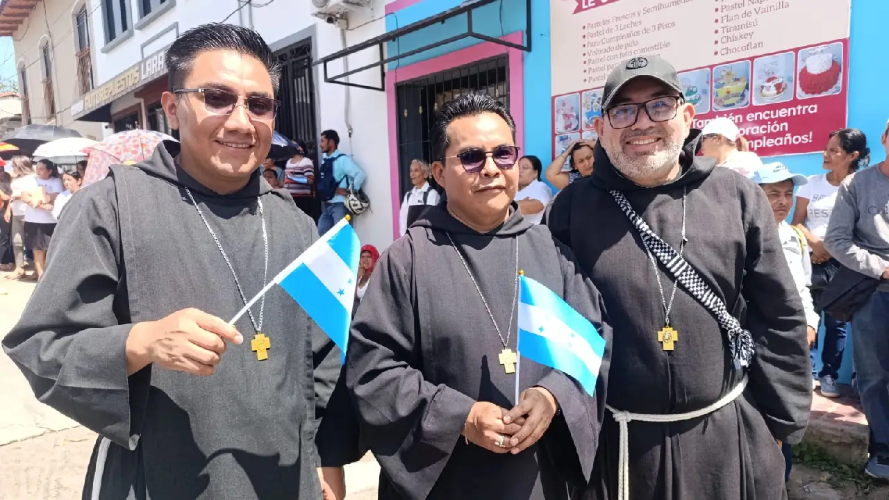 Religiosos participan en la caminata por la paz en Gracias