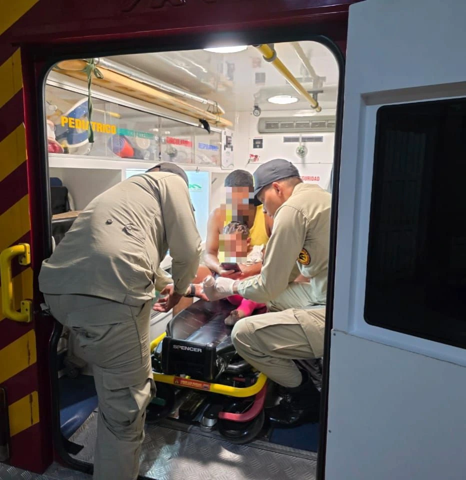 Niña atendida por miembros del Cuerpo de Bomberos.
