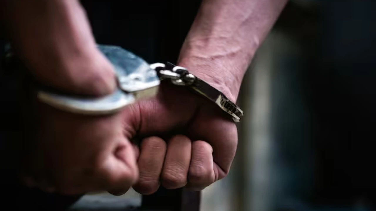 VIDEO: Capturan a presunto policía implicado en un asalto en Tela, Atlántida Imagen de VIDEO: Capturan a presunto policía implicado en un asalto en Tela, Atlántida